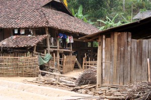 maison des  ethnies route de méo vac