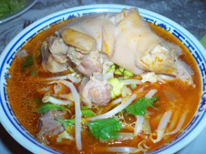 BUN BO HUE   seul avec un guide à scooter